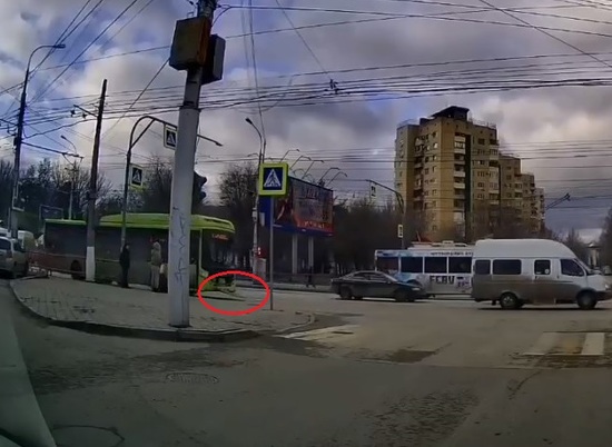 Маршрутка оторвала бампер у автобуса на площади Чекистов в Волгограде